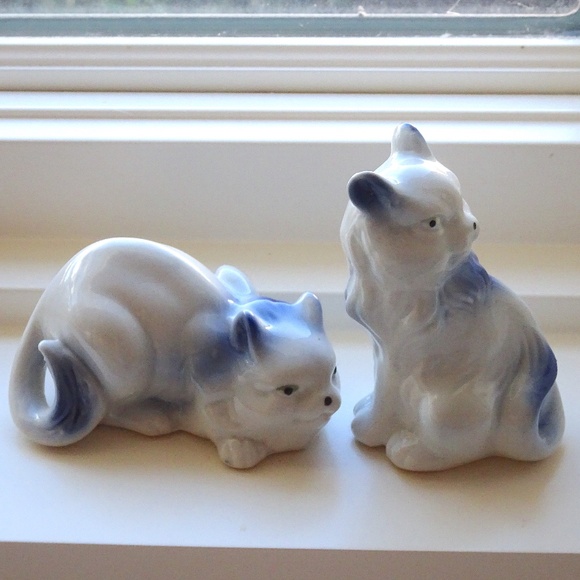 Set of 2 Collectible Blue & White Porcelain Ceramic Cat Figurines - Picture 10 of 10